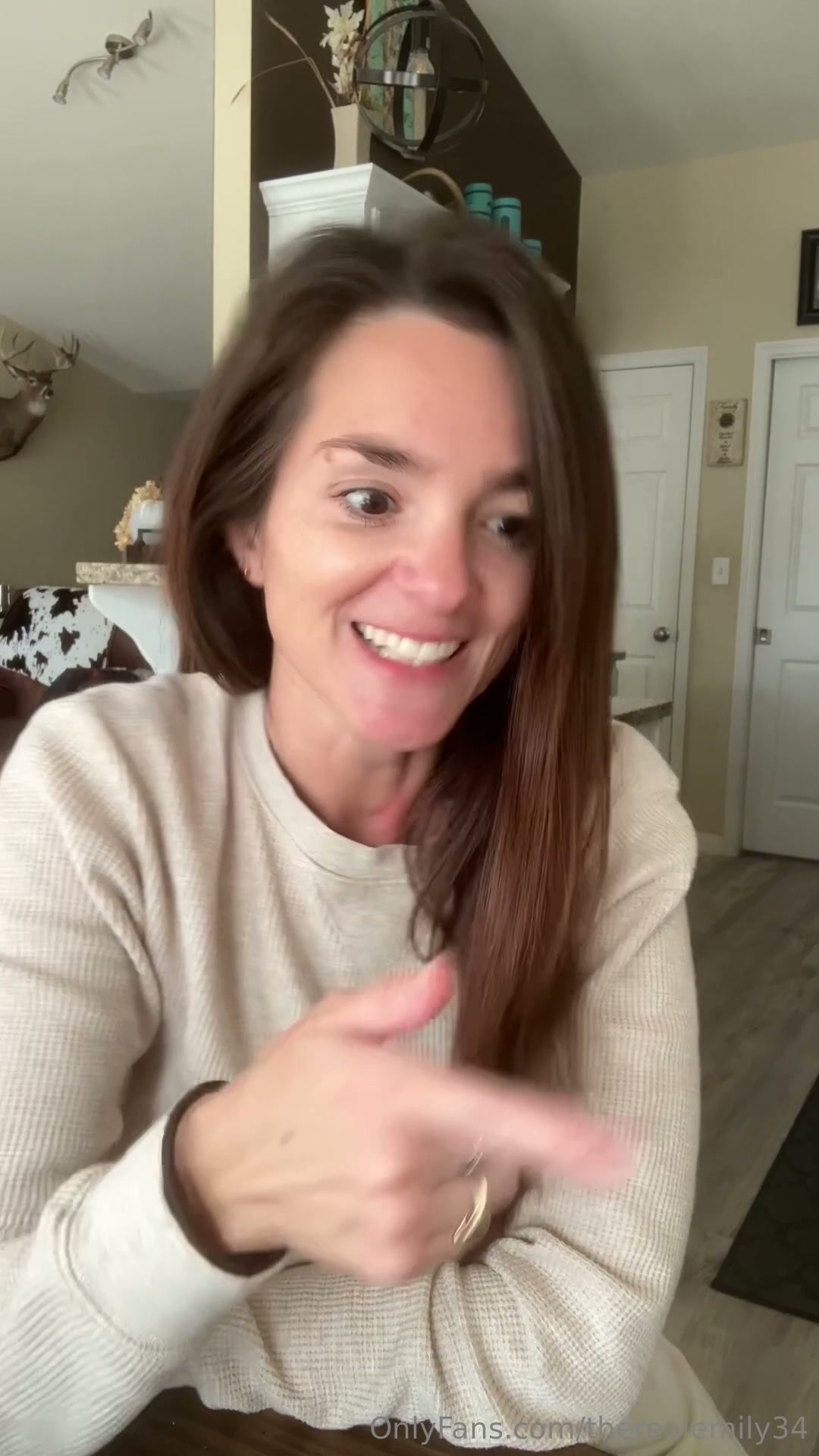 Stepmom hand job in a hurry