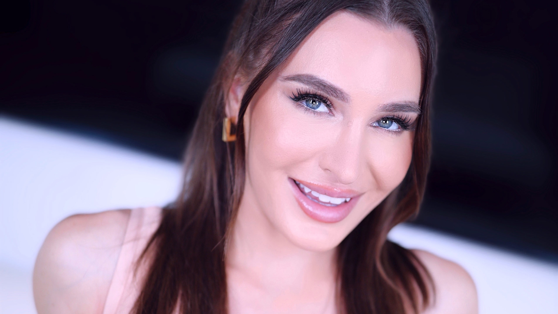 Amateur Allure Welcomes Ella Reese, A Gorgeous Personal Trainer that Loves Sucking Cock