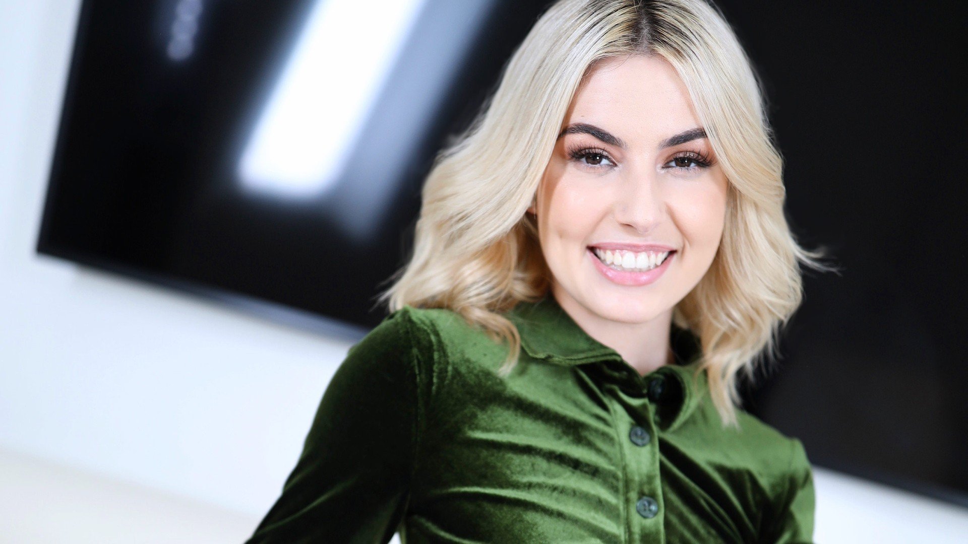 Chanel Camryn Returns to Amateur Allure to Suck Cock, Have Multiple Orgasms and Swallow Cum