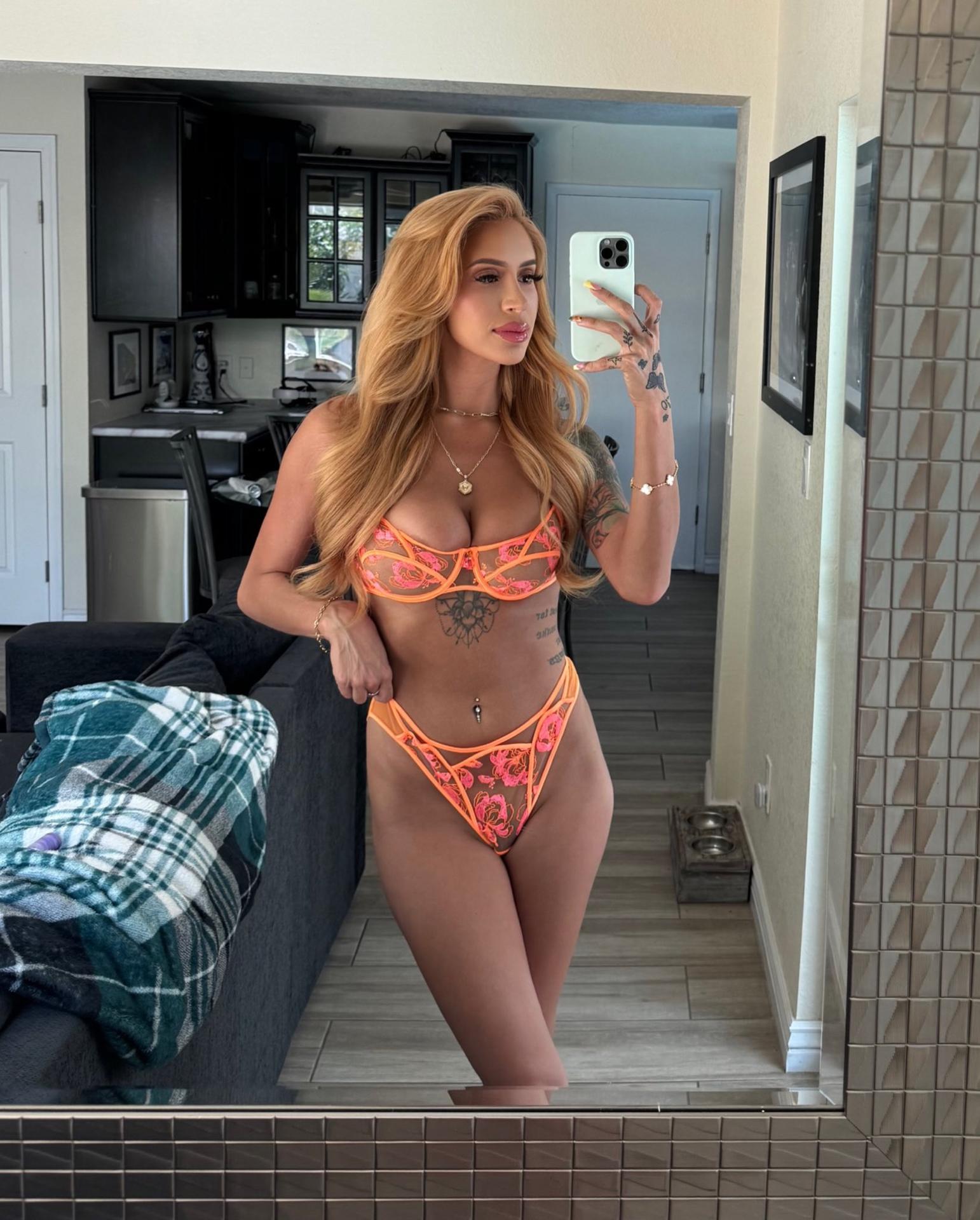 Scarlett Sommers Facial