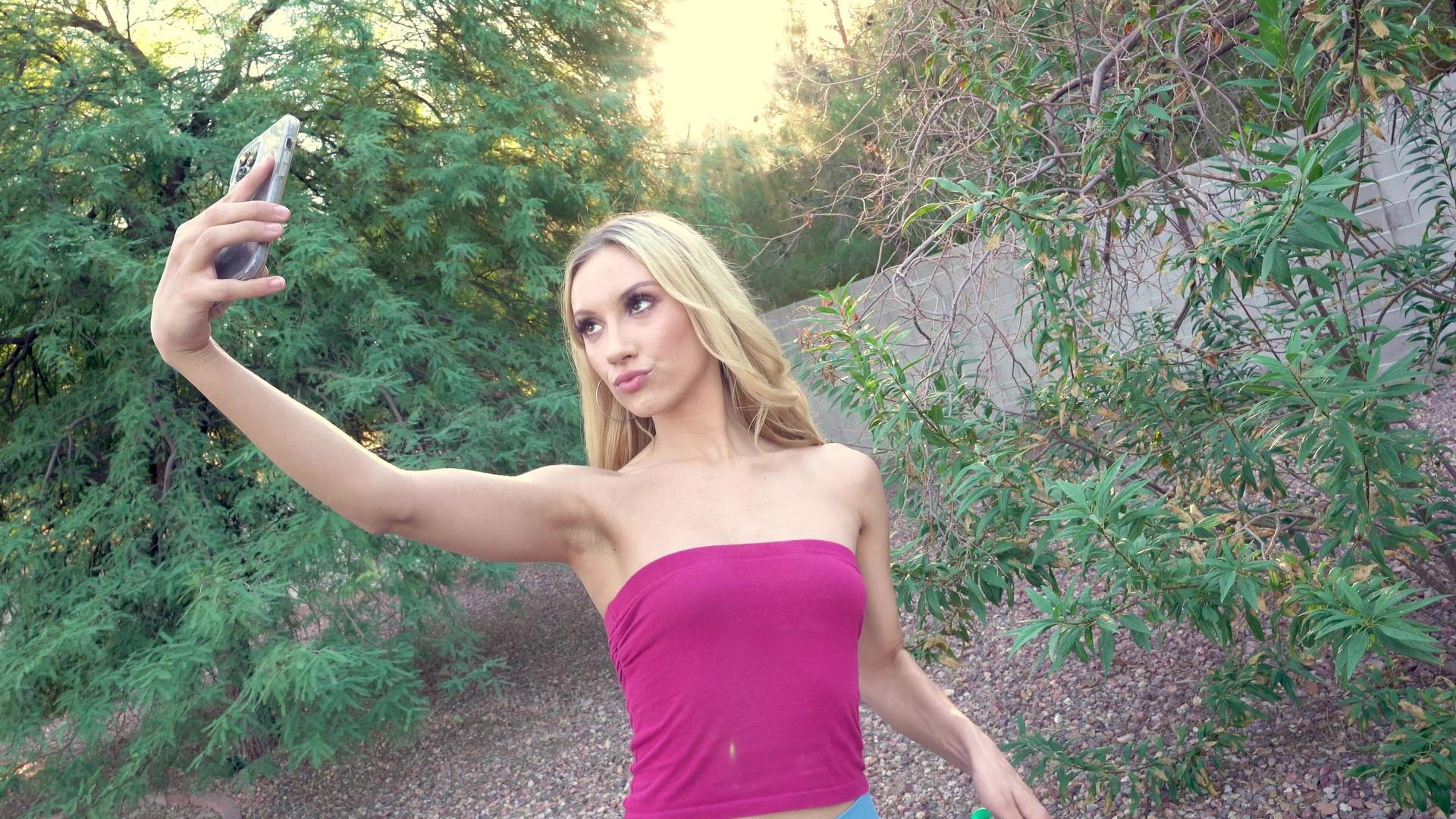 Jazmin Luv finds her lost dog with help of a stranger