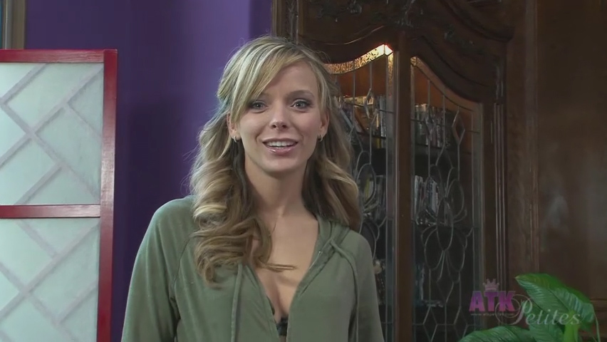 Pristine Edge turns you on with her solo performance.