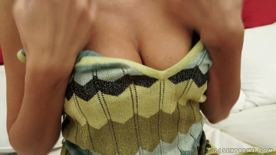 Clara's self-fisting