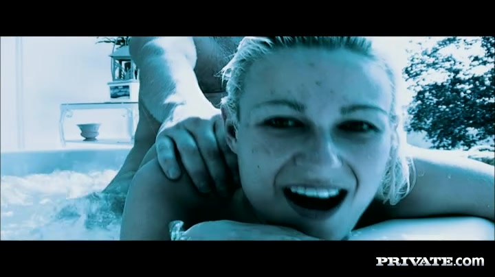 Cindy Has Hardcore Sex in the Jacuzzi Tub with Her Boyfriend