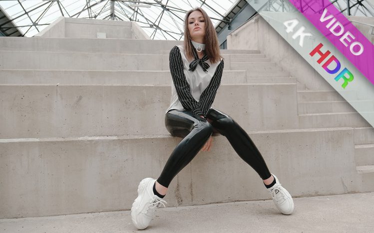 #357 Highstyle collared sneaker girl