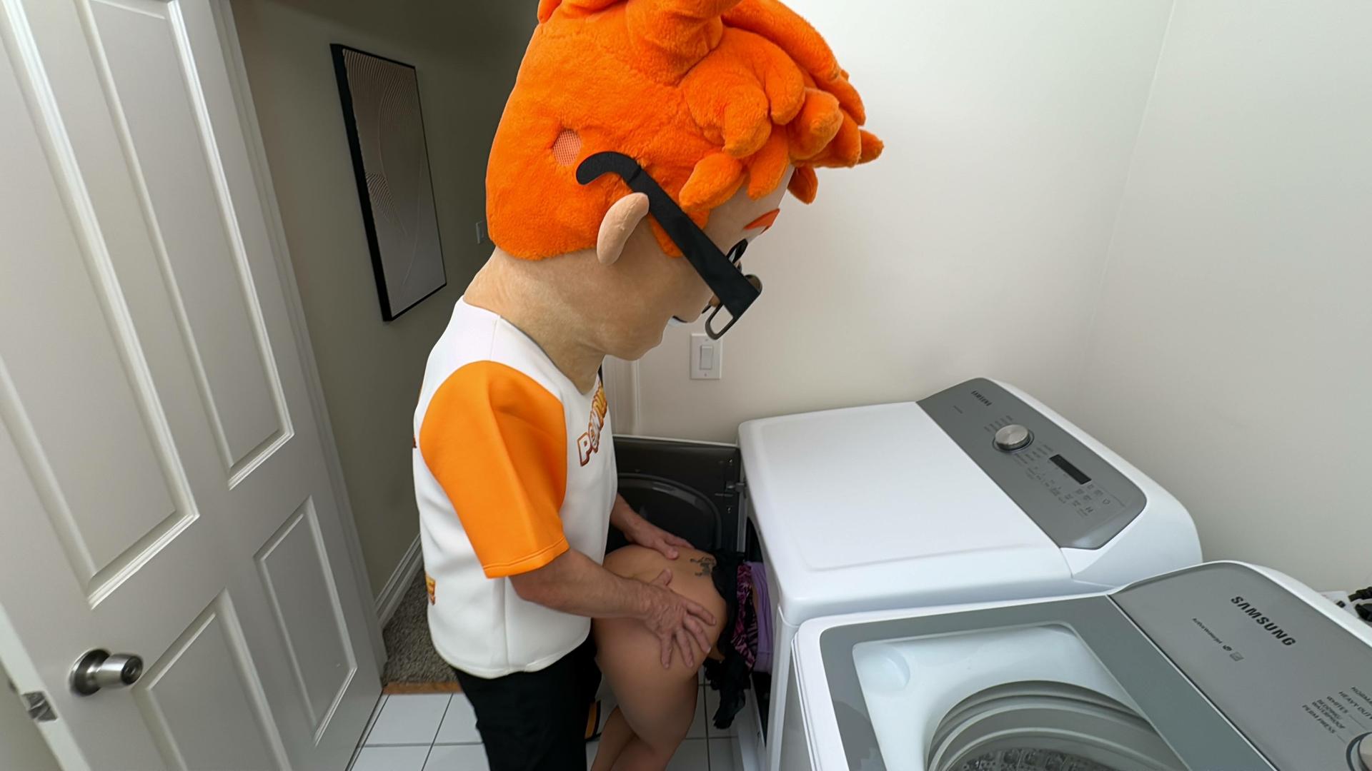 Porn Dude Helps Luna Luxe Out of a Sticky Situation