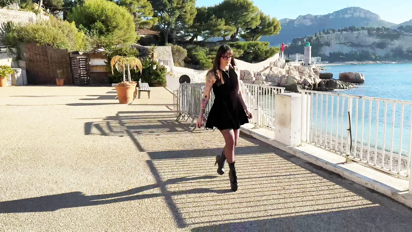 Lady, 37 years old, tattoo artist in La Ciotat!