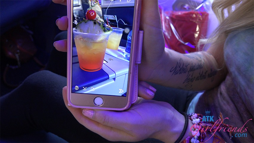 Elaina Is Proud of Her Dirty Feet in Hawaii