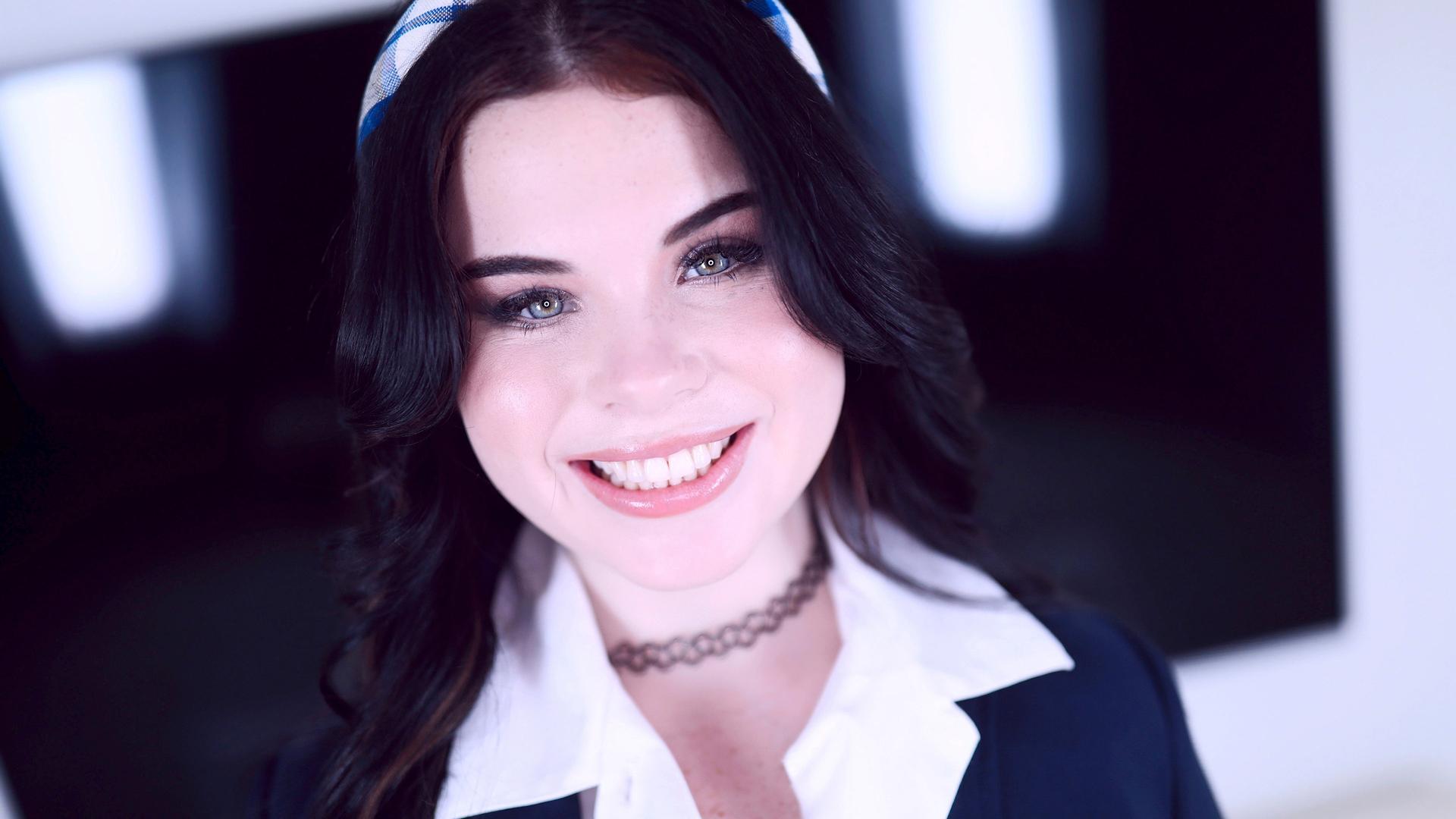 Fresh-Faced Lola Valentine Scores Some Extra Credit