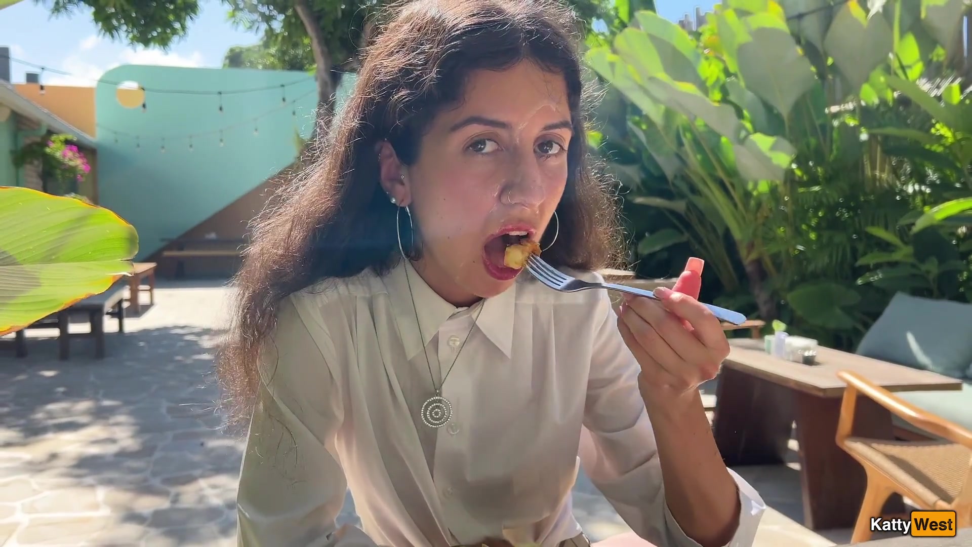 I asked a friend to cum on my face in a cafe so I could eat food with sperm - Public Cumwalk