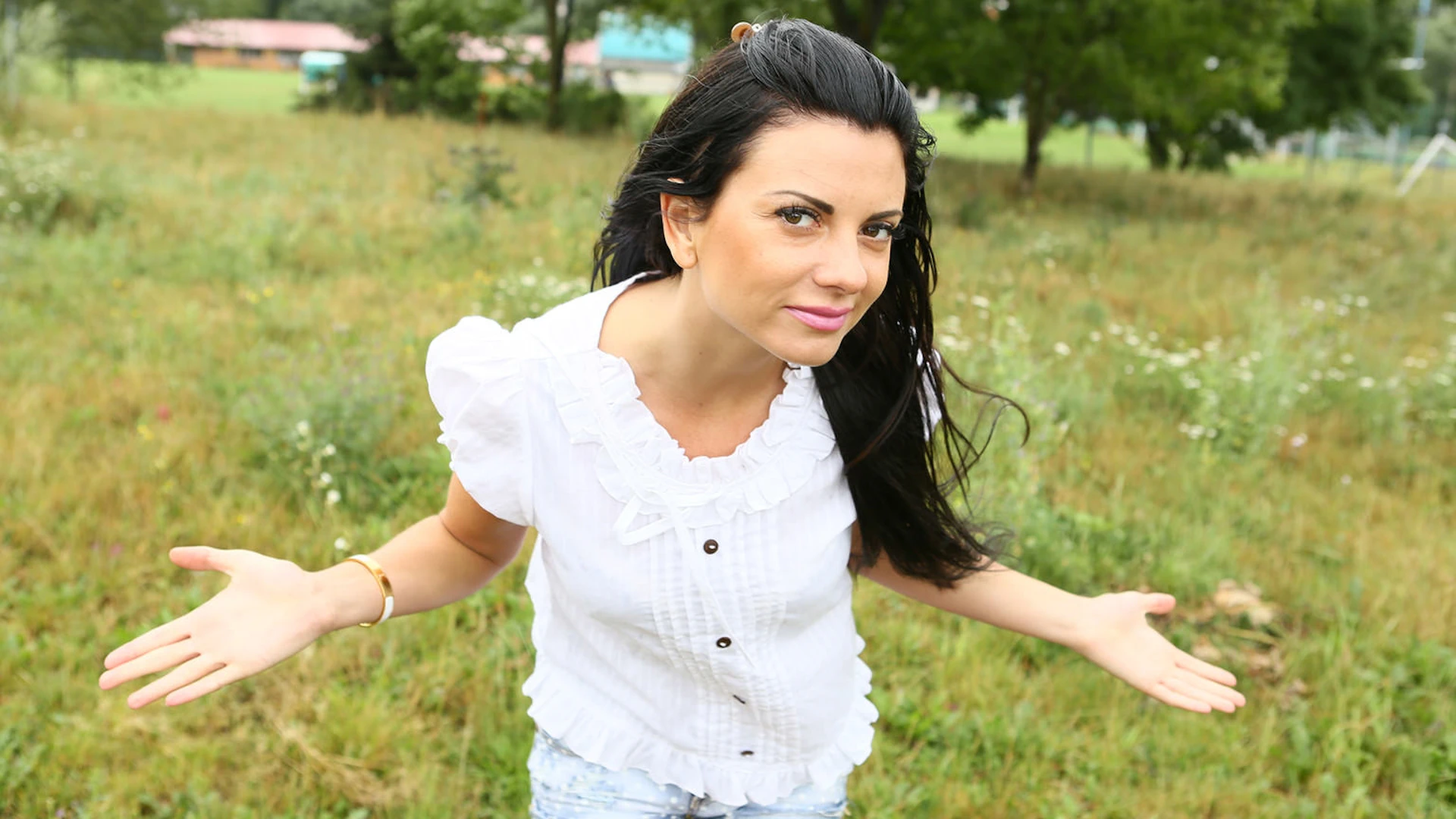 Pretty Babe in Shorts Fucked in a Car