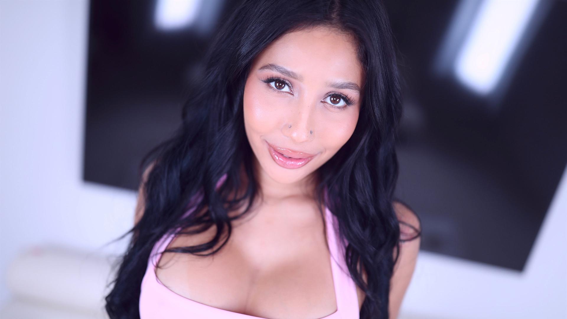 Ally Berry Makes Her Highly Anticipated Debut at Amateur Allure