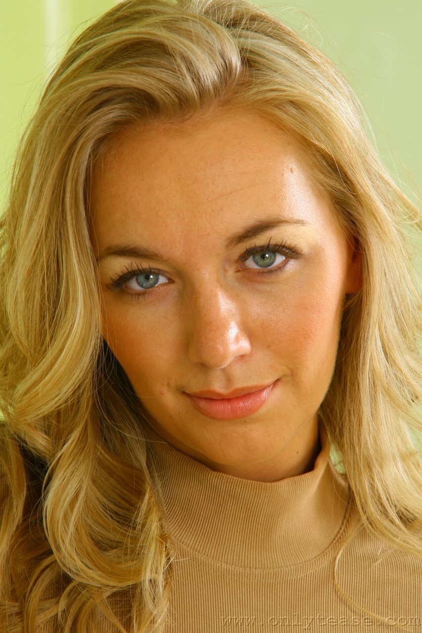 Photo HD Hayley-Marie Coppin - 4