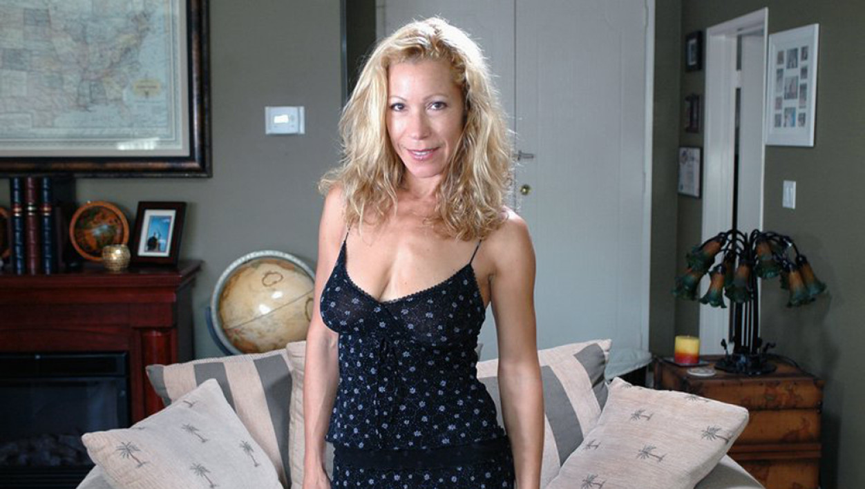 Mature Kimmie Morr fucking in the couch with her piercings