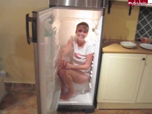 Oben ohne im Kühlschrank - Achtung! Eher lustig als geil...