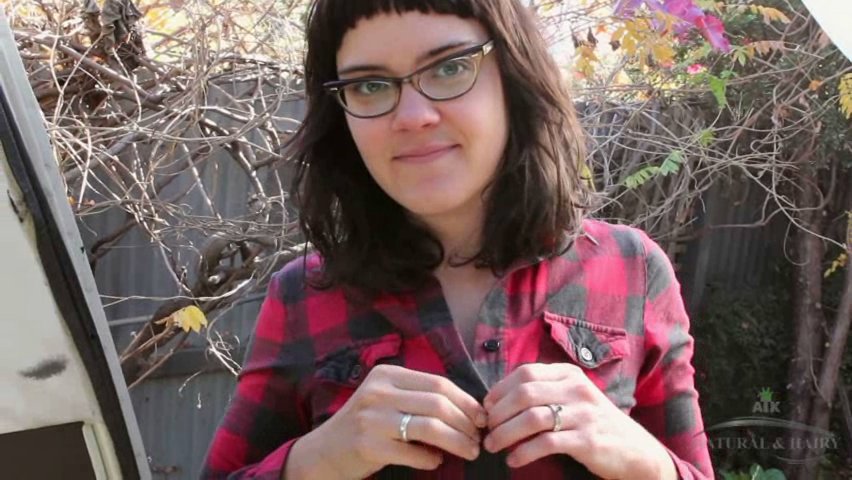 Mona does an interview and takes a piss outside