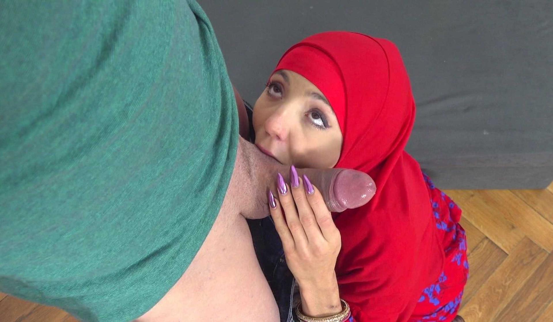 She wanted painted nails and he wanted her wet pussy