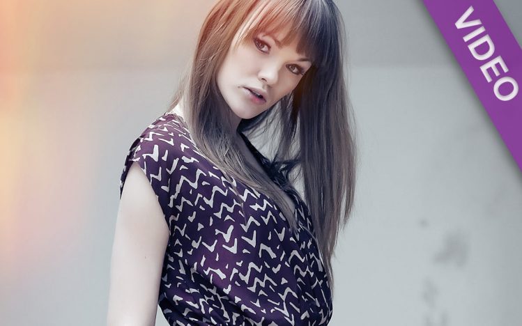 #093 Fashion on red heels