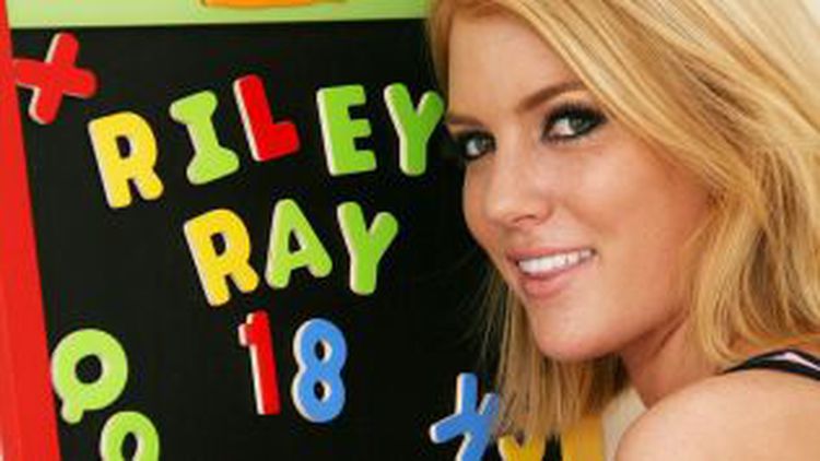 Tanned Blonde 18 Yo Visits Sjg Set