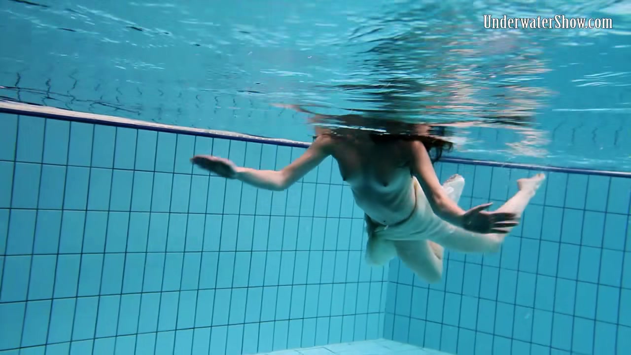 Andrejka and Anetta in the pooladd