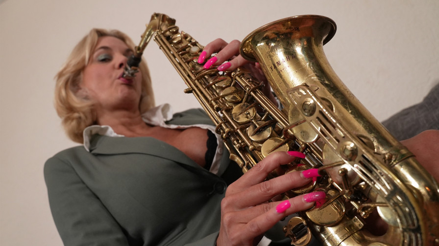 Monika blaast op zijn sexofoon
