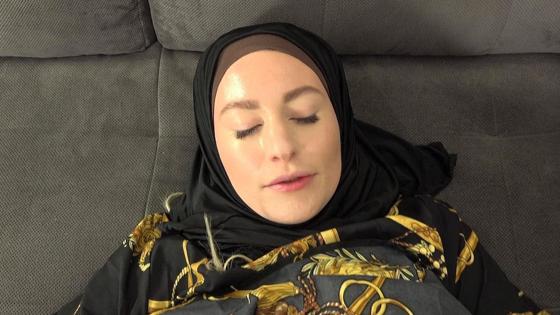 Lazy babe in hijab gets hardcore penetration