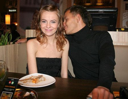 Pick up porn in a cafe