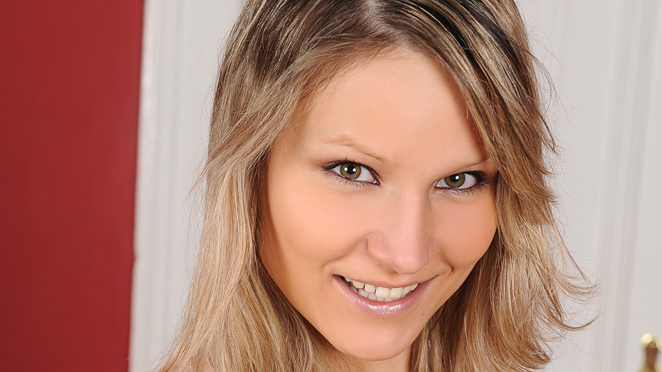 Natural beauty Samantha Jolie strip tease!