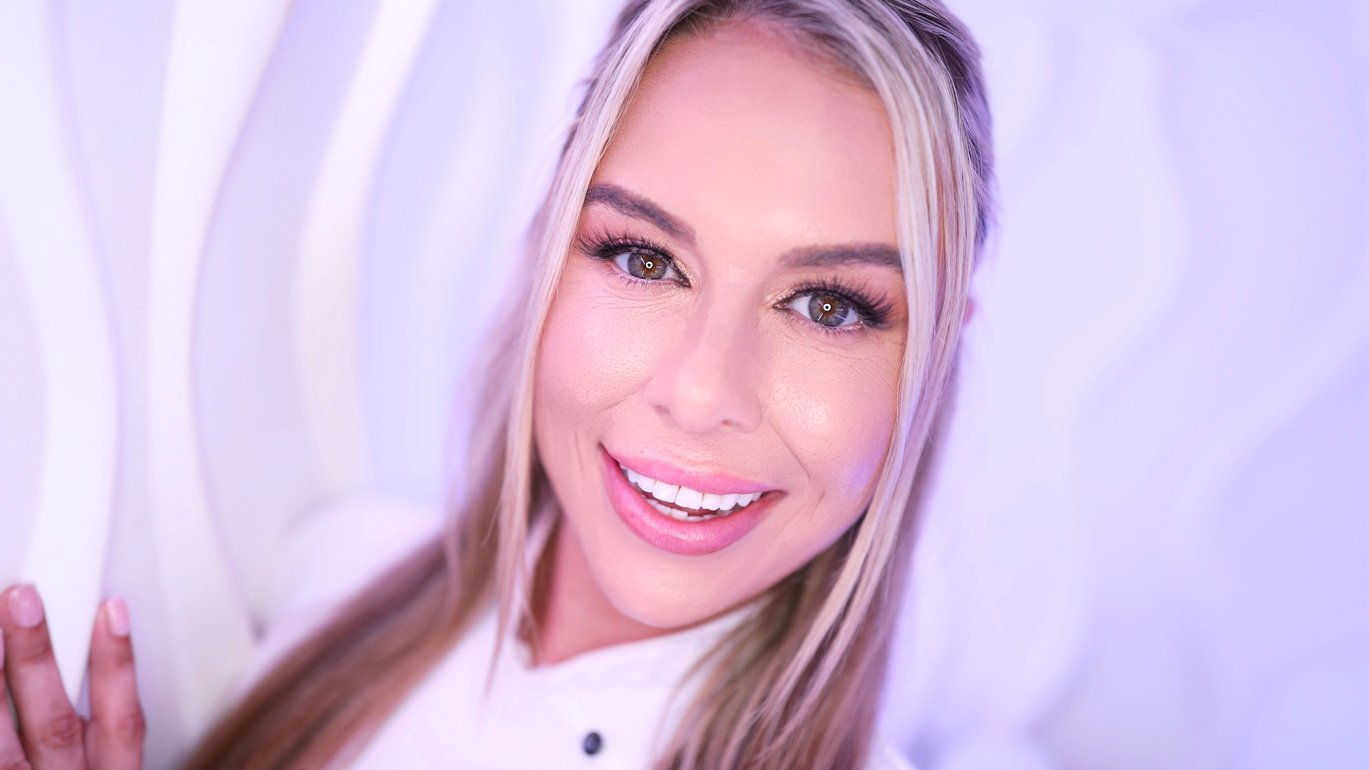 Swallow Salon Welcomes Summer Vixen to Give Head and Swallow a Massive Load of Cum