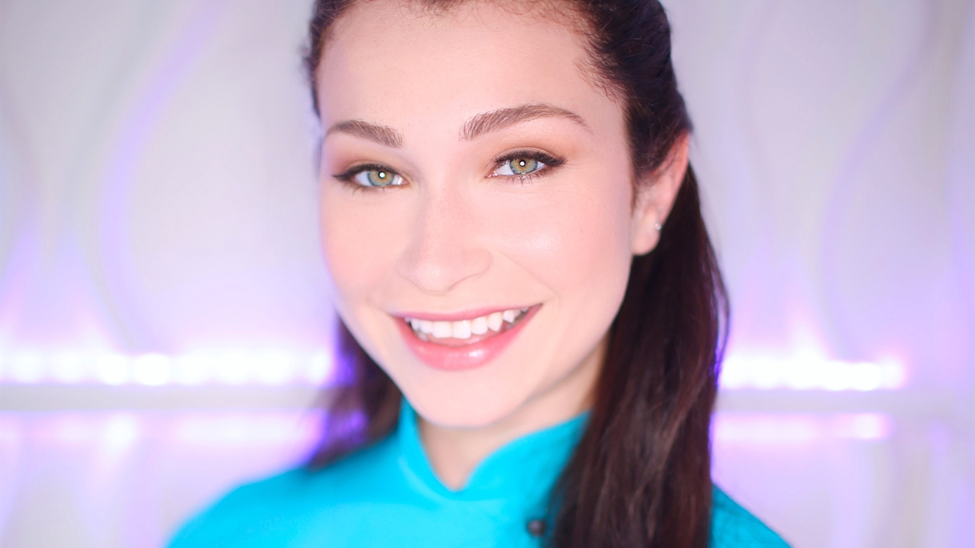 Swallow Salon Features Jennifer Jacobs Stops By The Salon For A Mouthful in 4K