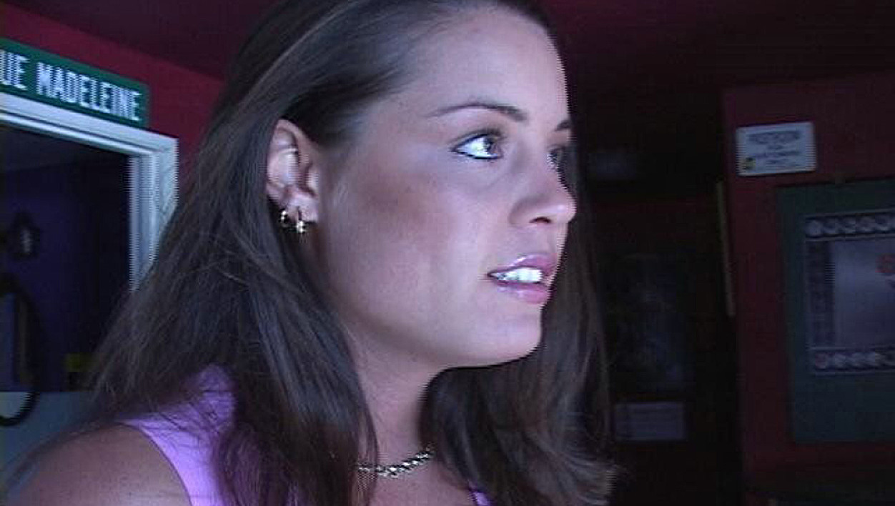 Shaved Elise fucking in the living room with her big ass