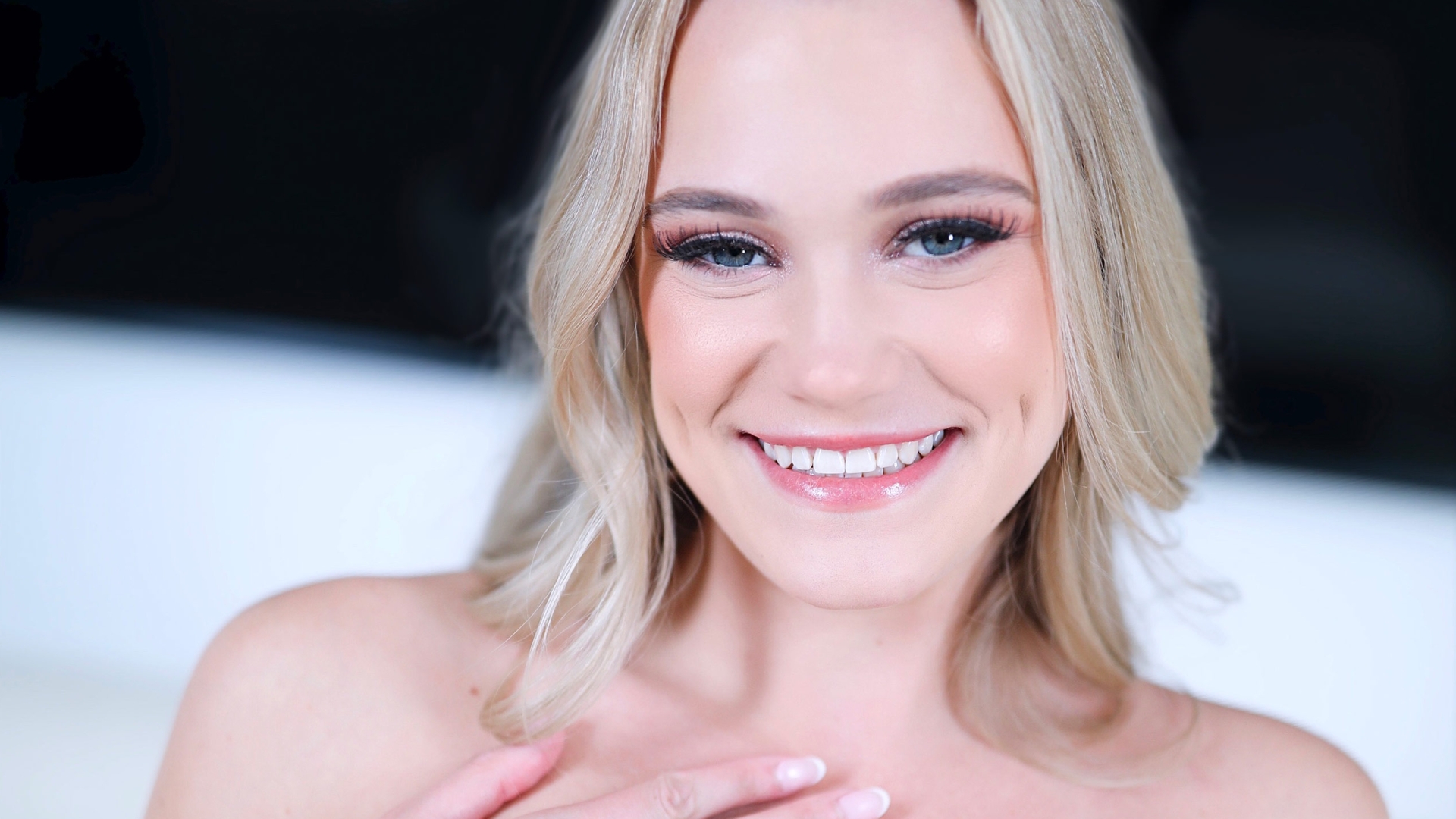 Amateur Allure Introduces Chloe Rose, a Cute Doggie Day Care Worker Swallows a Big Mouthful of Cum