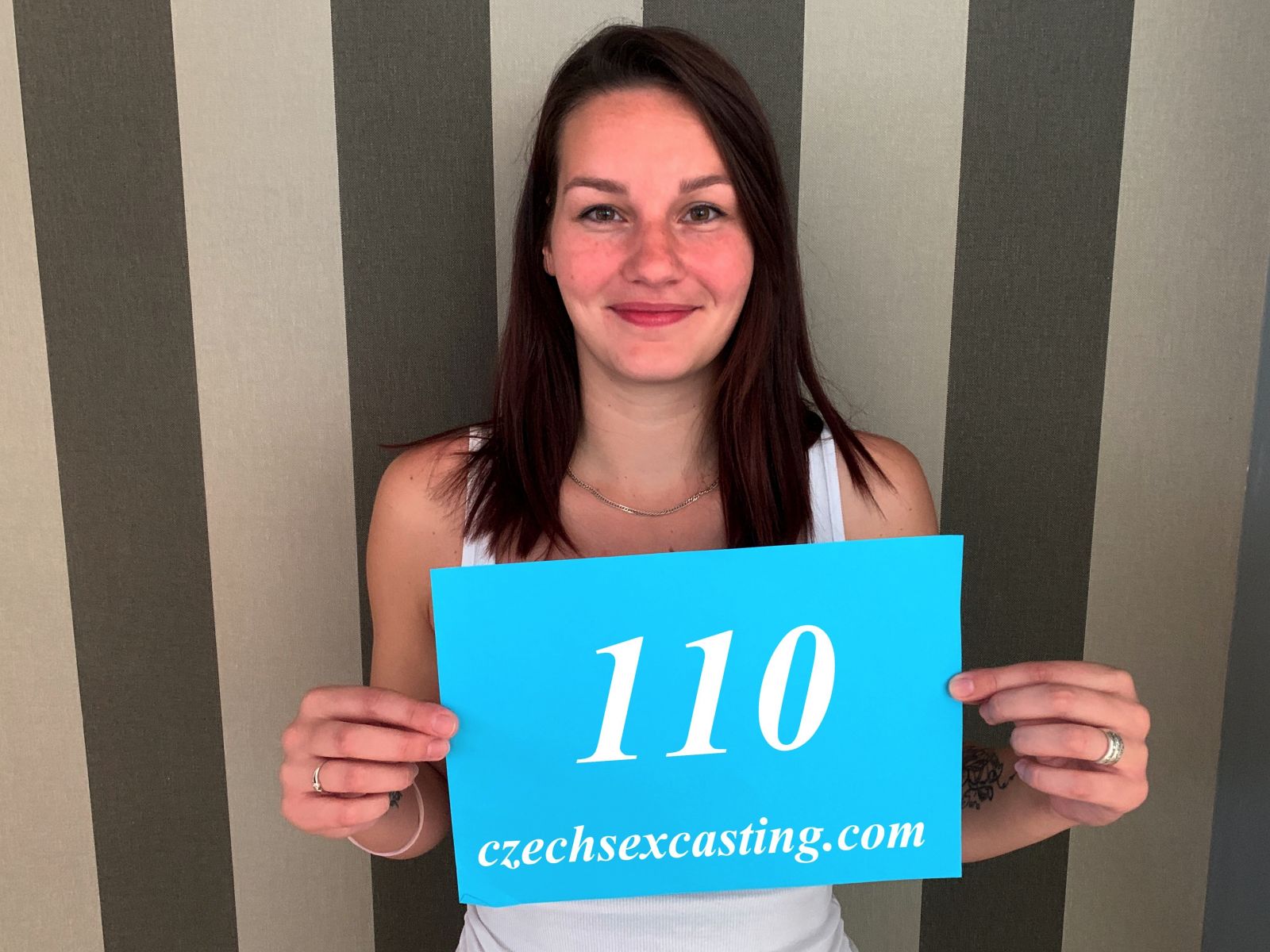 Married brunette fucked in photo shoot