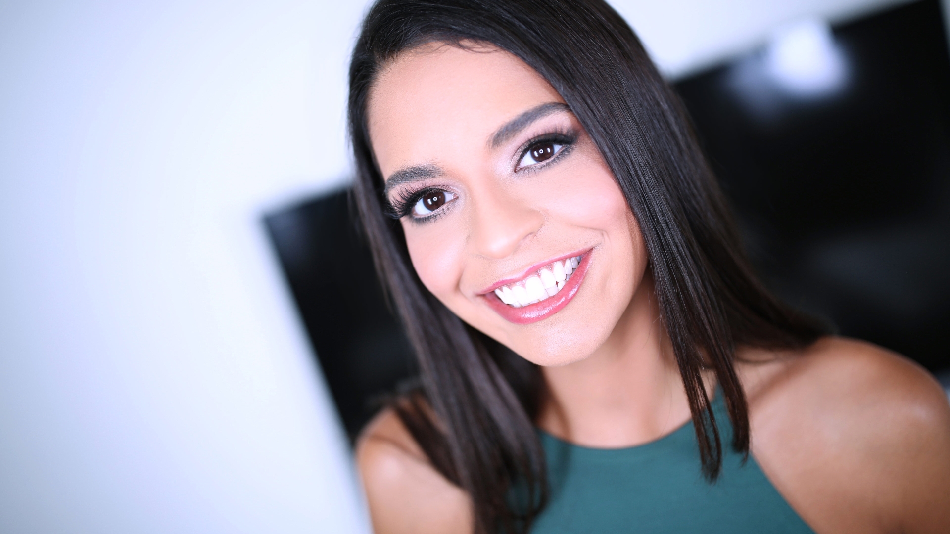 Vienna Black Returns to Amateur Allure for Her First Threesome in Stunning 4K