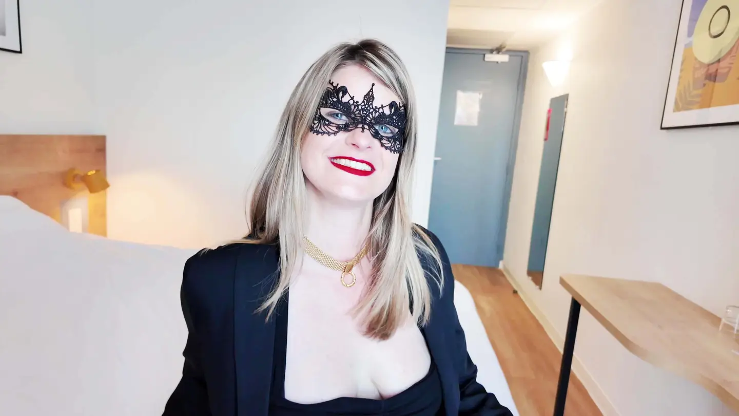 Alice, 34 years old, bank manager in Paris!