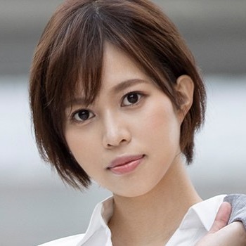 Kira Tsukishiro Branlette avec les pieds