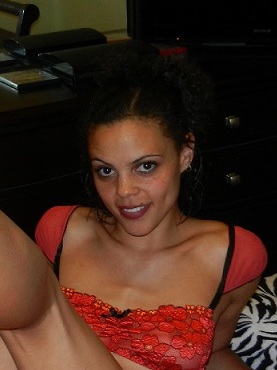 Ms. Pepper Branlette avec les pieds