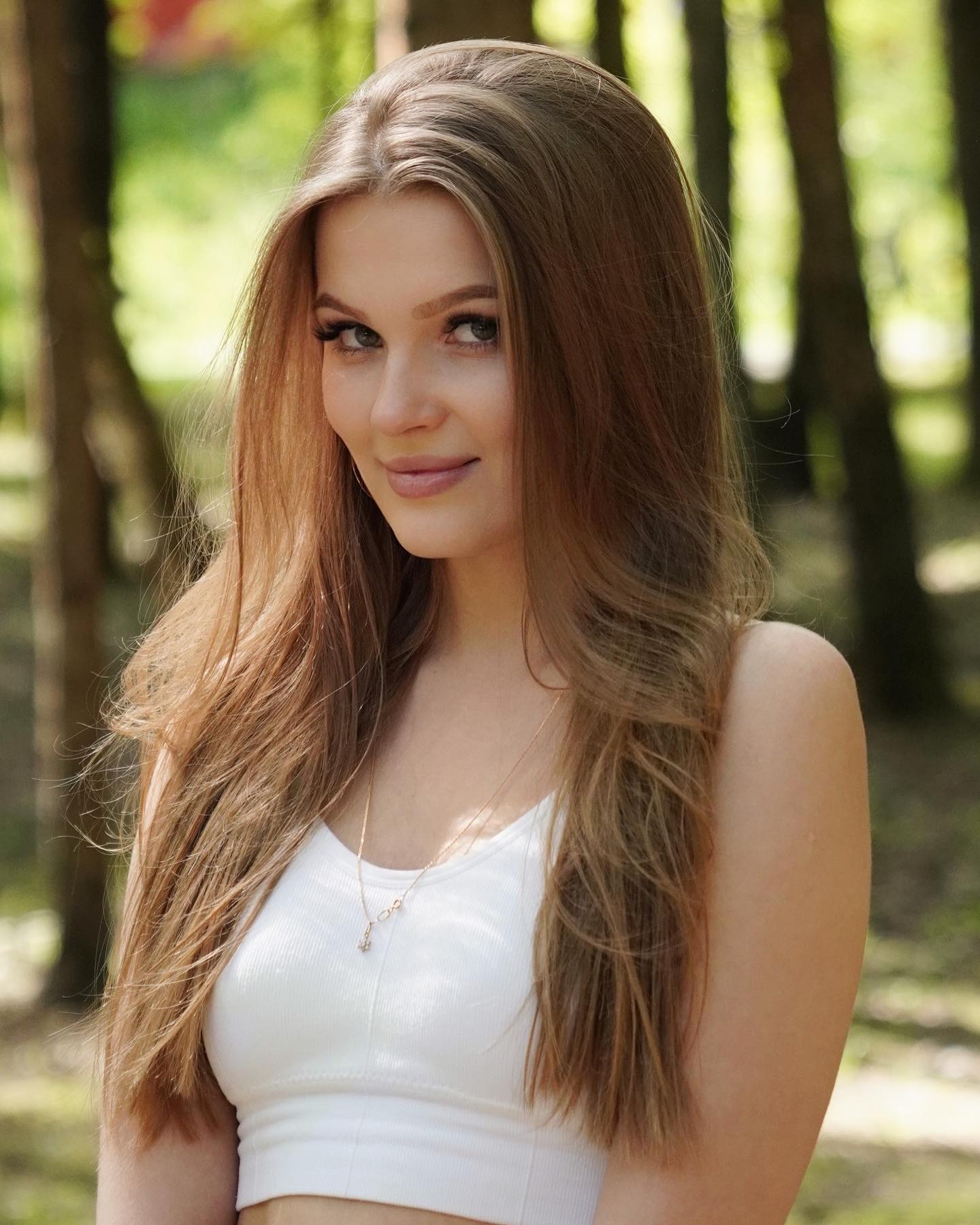 Miss Ellie Moore Gorge profonde