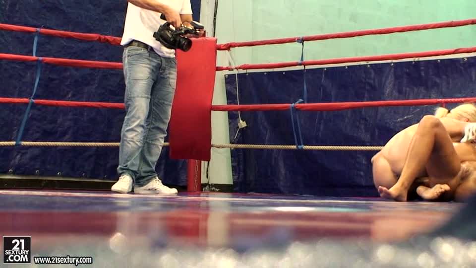 NudeFightClub backstage with Teena and Linda Ray