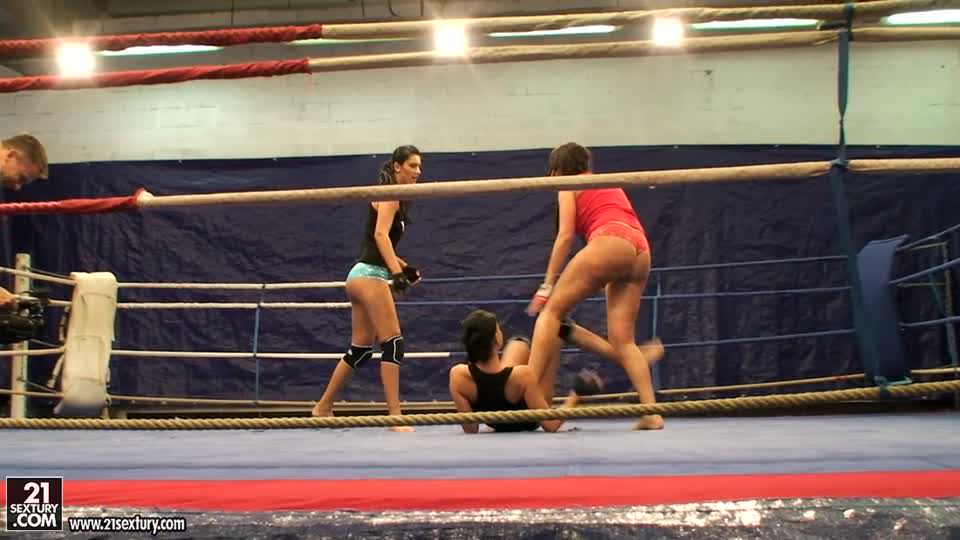 NudeFightClub backstage with Larissa & Diana vs Emma Butt