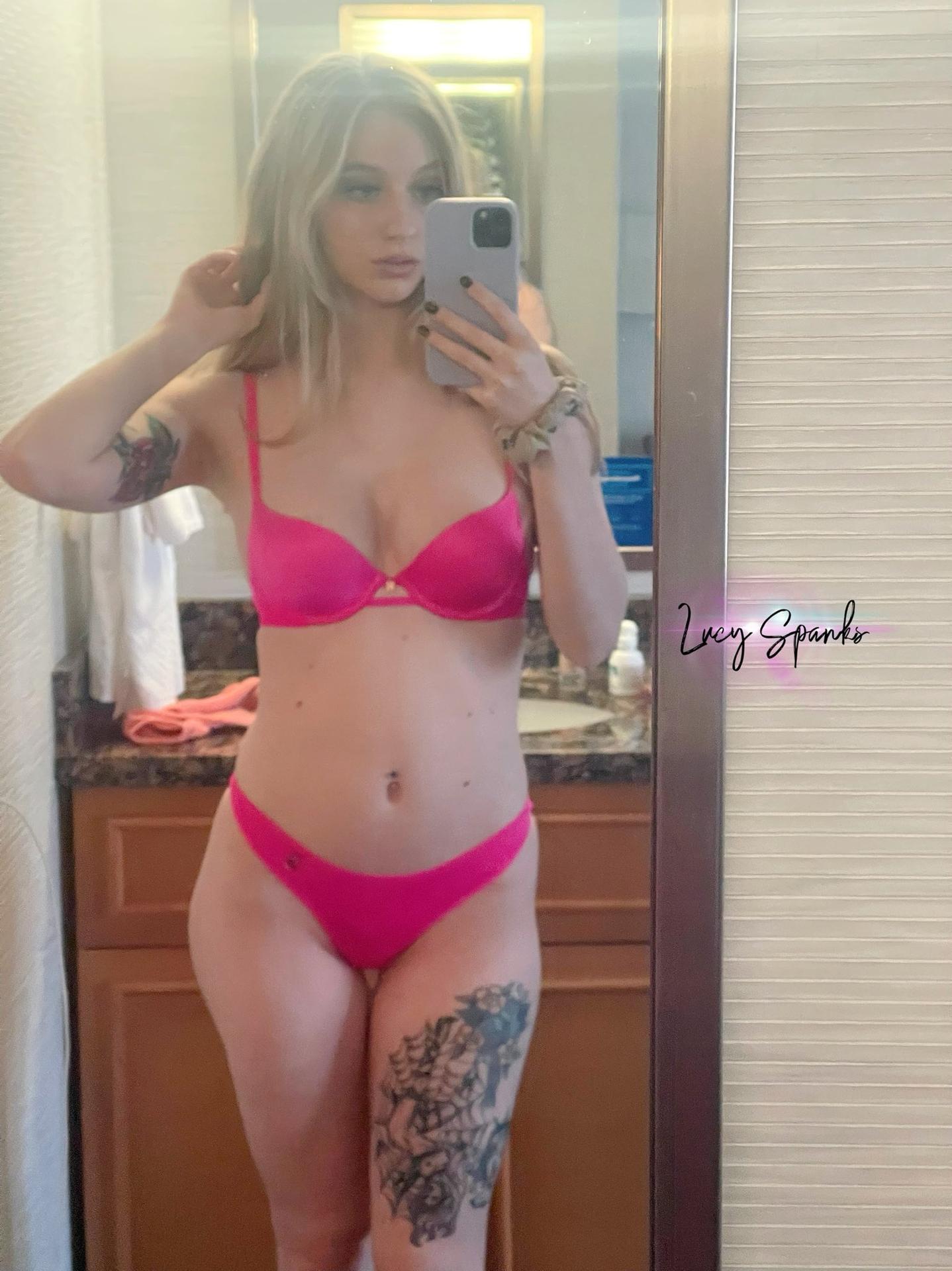 Photo HD Lucy Spanks - 2