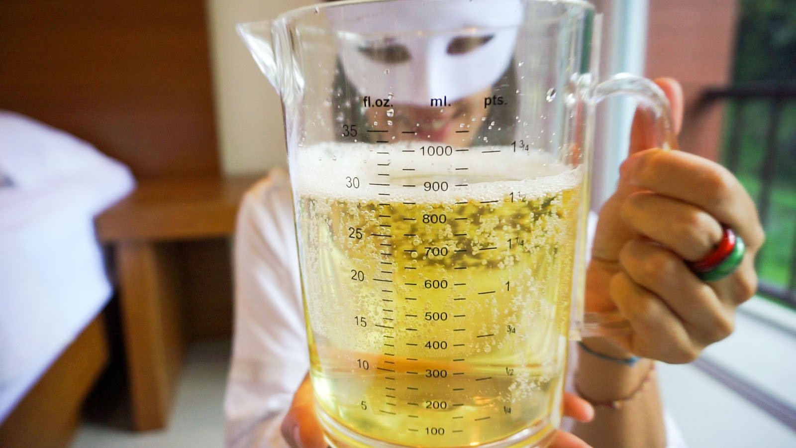 Big Quantity: I Drink 850ml of Piss!!!