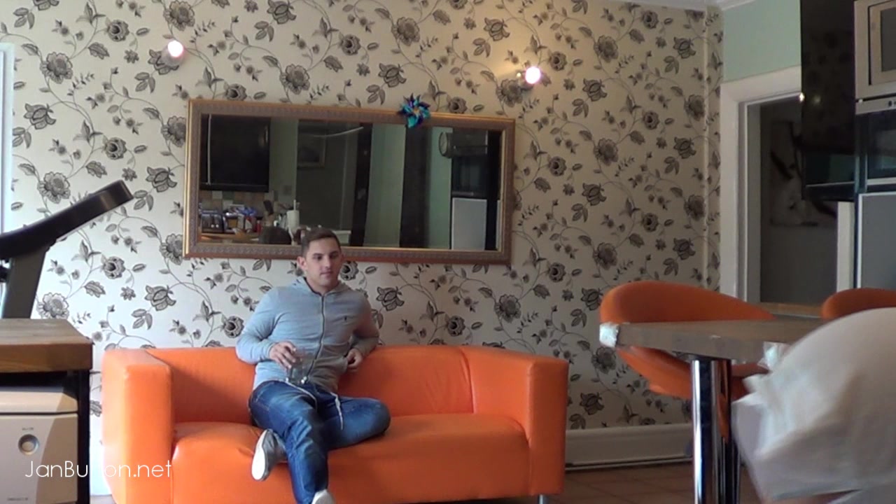 Tom has breakfast with Jan