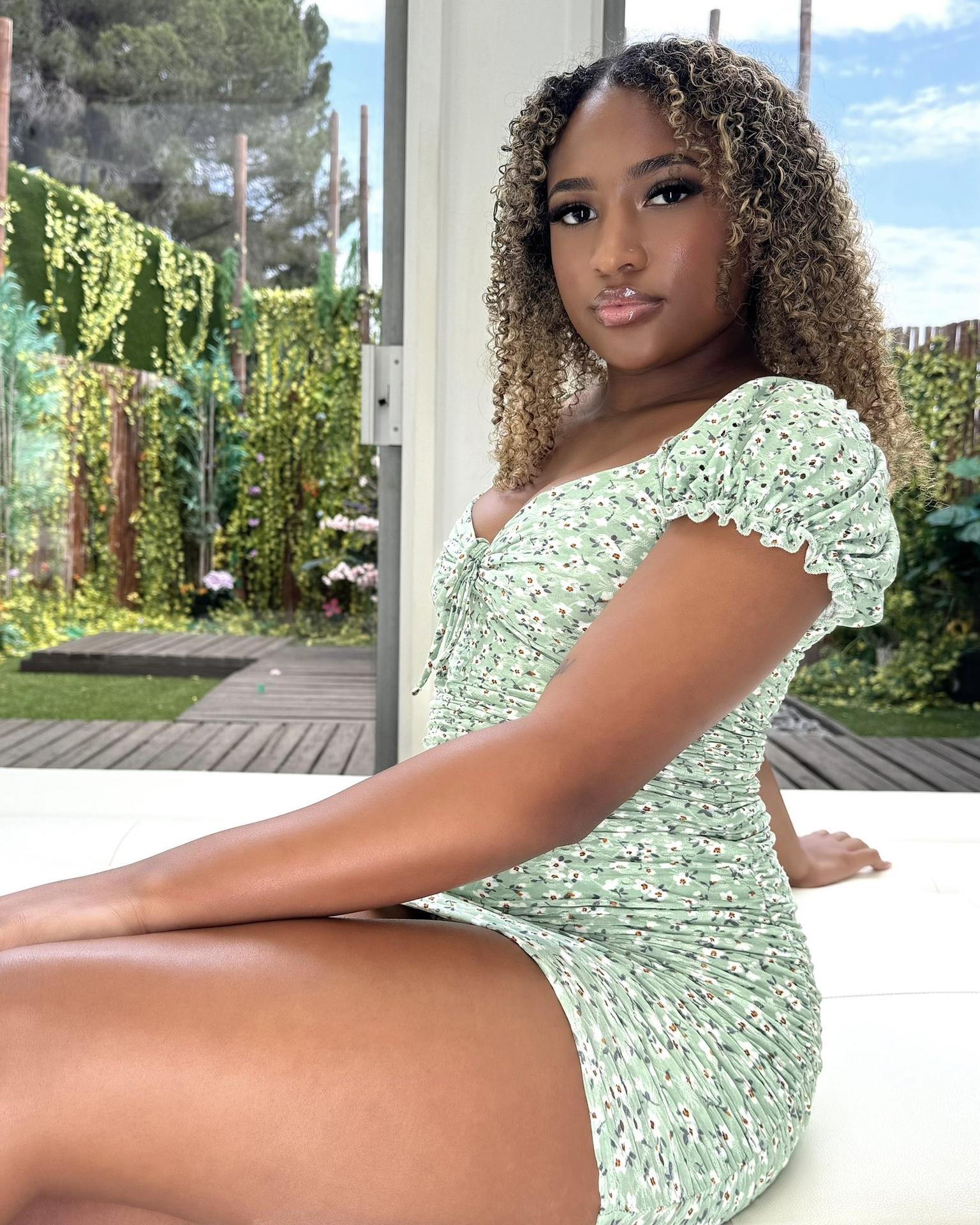 Photo HD Sky Alexis - 1