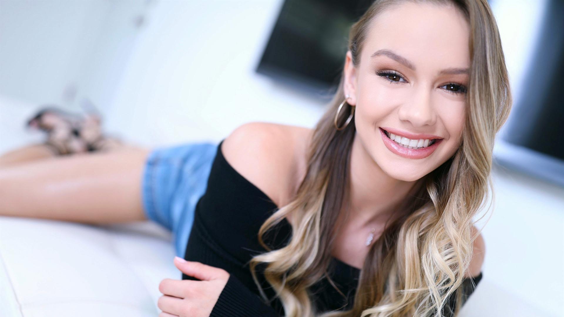 Amateur Allure Features Naomi Swann to Give Head, Fuck and Swallow Sperm in 4K