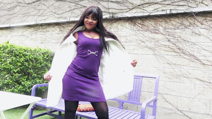 Julie, 25 years old, gets her J&M day ...