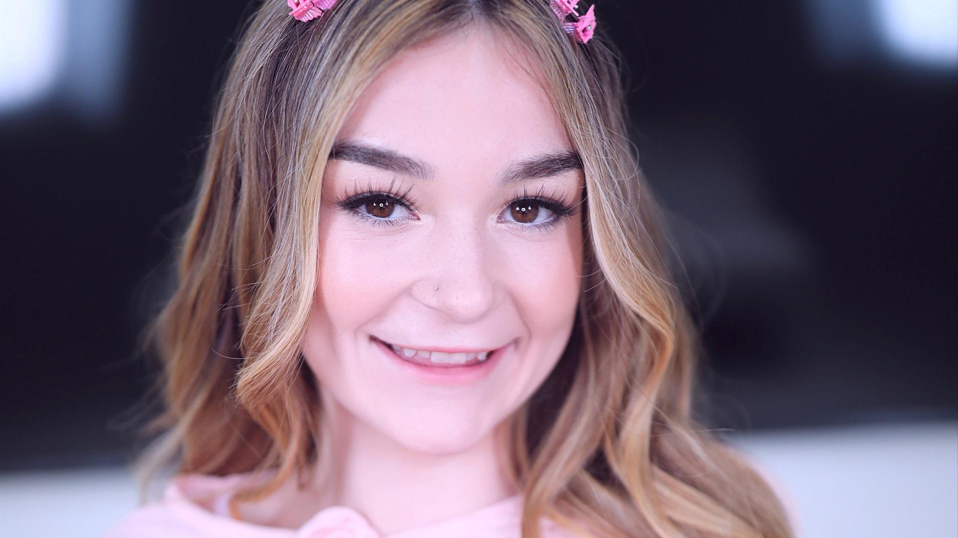 Amateur Allure Welcomes Della Cate's Playful Warm-Up