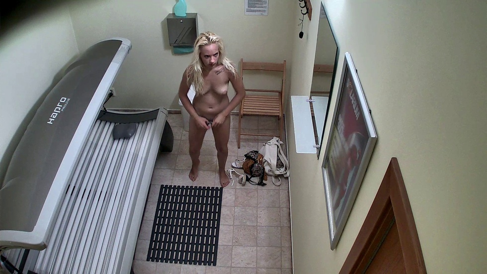 Blonde MILF in solarium 4