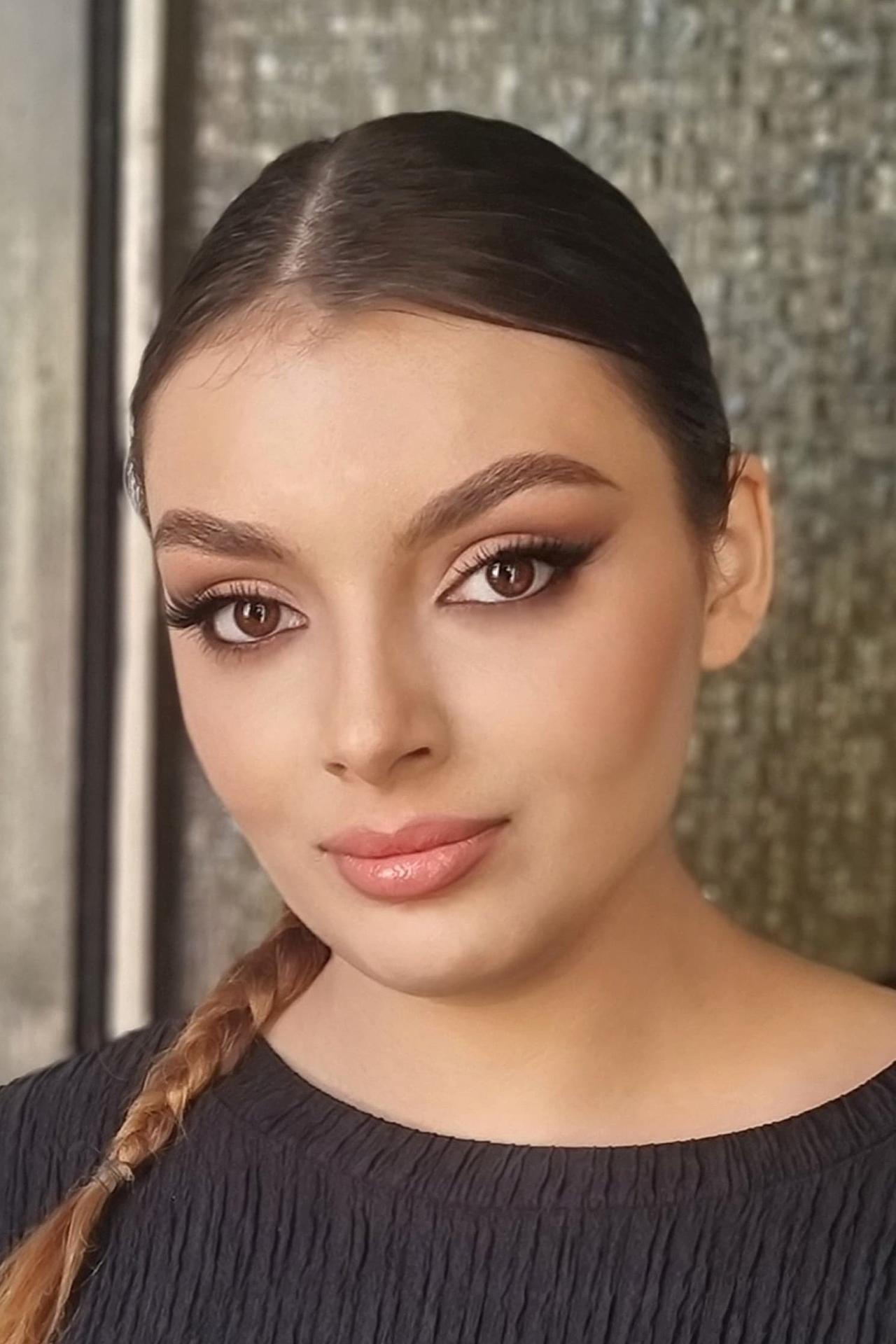 Sabryn Groku Fessée