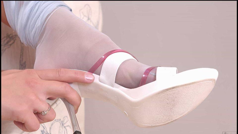 Stuffing her cooch by way of feet!